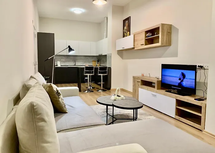 Modern Family-Size Condo With Private Veranda-5Min To The Lake