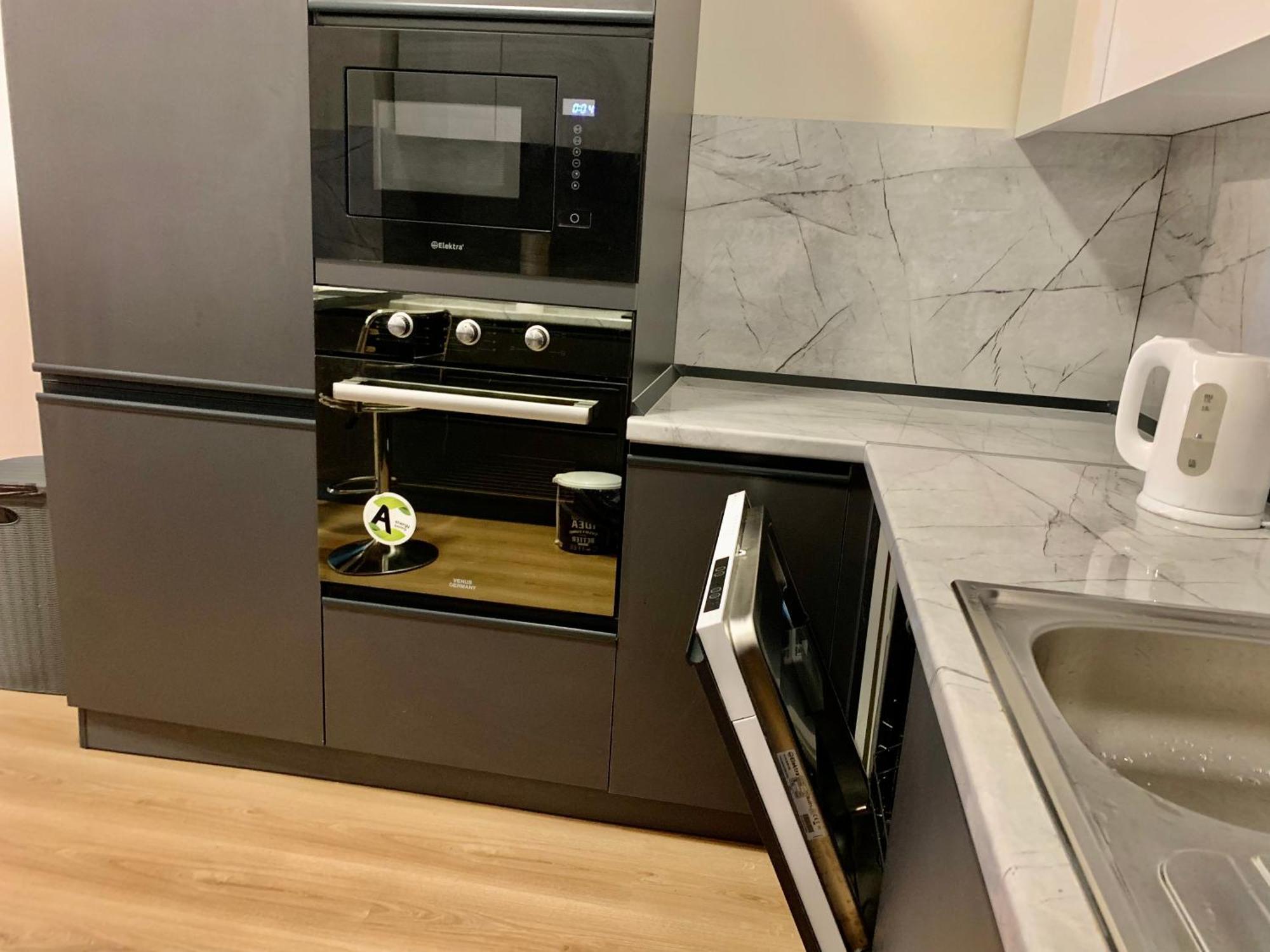 Modern Family-size With Private Veranda-5min To The 公寓 Tirana
