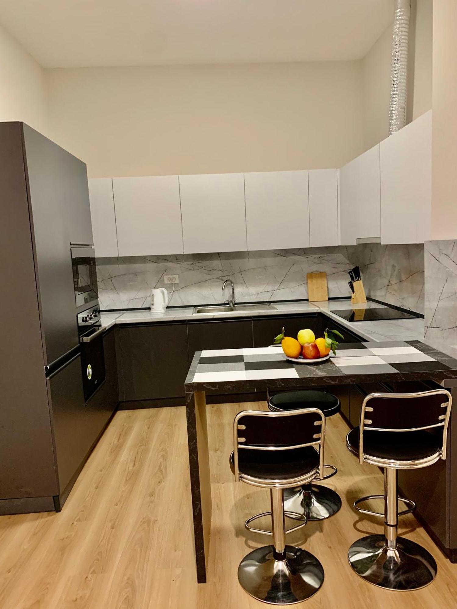 Modern Family-size With Private Veranda-5min To The * Tirana